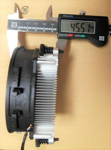 AMDロゴの入ったパーツを取り外した時のクーラーの厚さ