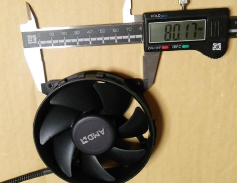 取り付け角より大きいFANがついている