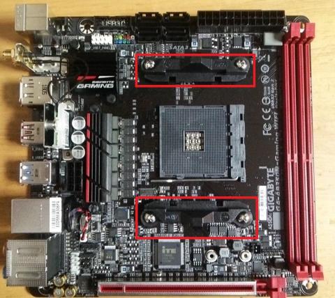 赤枠内の黒いパーツをねじを回して取り除く。