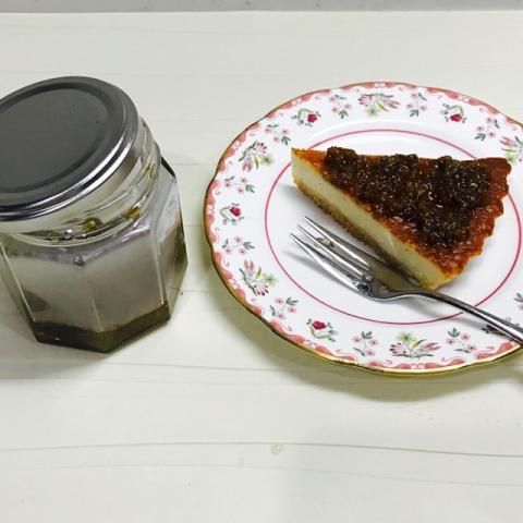 カットしてキンモクセイジャムをのせていただきます