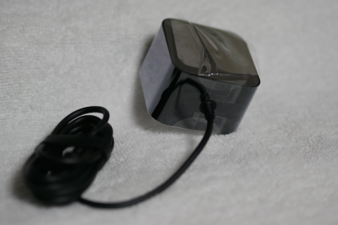 電源。micro USBでなく、専用のピン接続