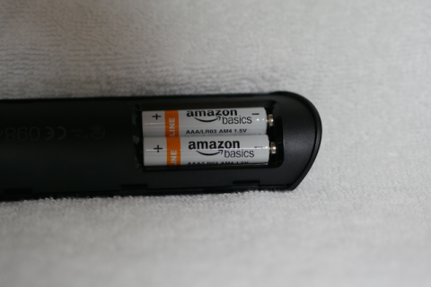 リモコンの電池は単4が2本。アルカリ電池が同梱されています。