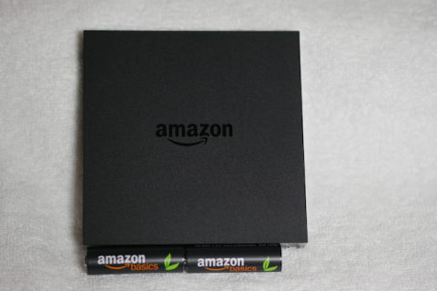 本体サイズはコンパクトで薄型。比較は単三電池です。