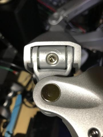 トルク調整用のネジ