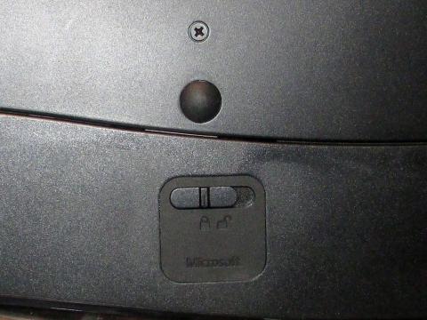 パームレストのロックは裏側にある