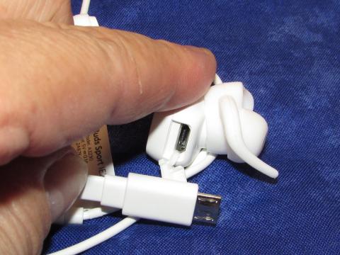 充電口への接続が面倒