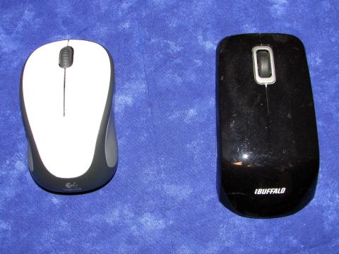 左がLogicool、右がiBUFFALO、高さはLogicoolの方がある