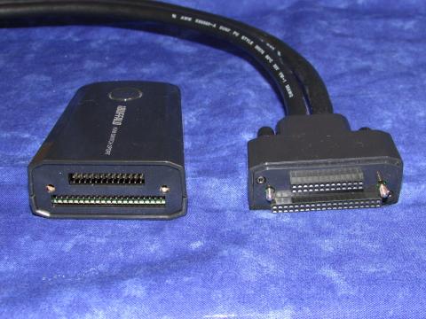 本体とケーブルがブリいします。昔のIDEのようなコネクターです