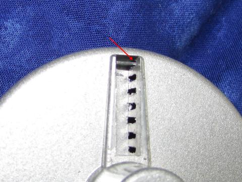 ドライバーでコジって穴開け完了