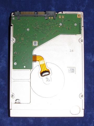 底面です。取付穴の位置が・・