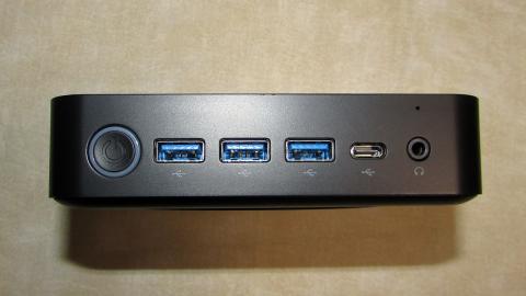 USBが並んだ側面