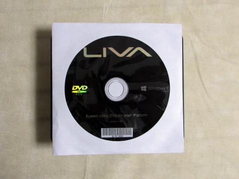 ドライバDVDの下に隠れるLIVA Z