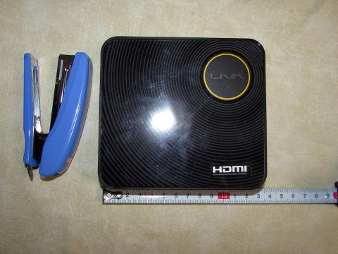 長さはホチキスとほぼ同じ