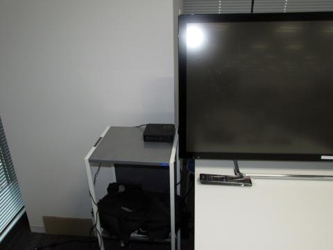 会議室では存在を気づかせない大きさ