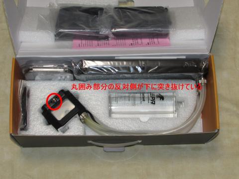 ウォータブロックの耳の部分が外箱を突き破った