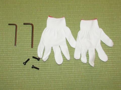 太さの違う6角レンチと作業用手袋、ボルト3本