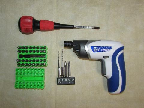 電動ドライバーとマルチレンチ用ビット類