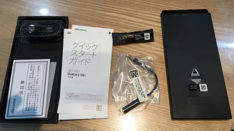 一般的な付属品・・あれ?充電ケーブルが無い