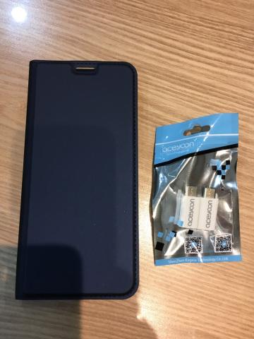 スマホケースと充電用Type Cのアダプタ