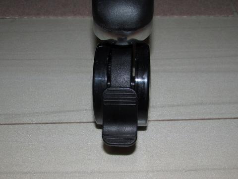 双輪のキャスター、ポリウレタン製で床に傷が付かない