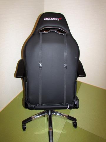 ランバーサポートの位置はゴムバンドを上下にスライドさせて調整