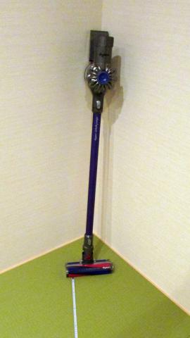 壁に立てかけて騒音を測定、壁の反射もあって五月蠅く感じる