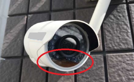 豪雨でハウジング内に浸水した防犯カメラ