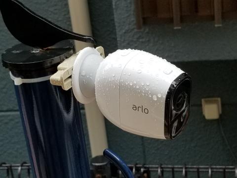 屋外に取り付けたArlo Pro