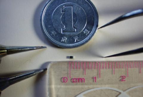 長さ1.6mm幅0.8mm、良くこんな小さなチップ抵抗を半田付けしたものです(笑)