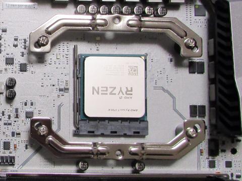 マザーにCPUを付けたところ。