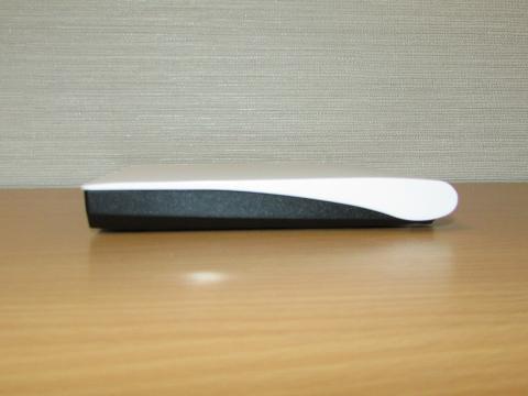 横から見るとクラムシェルのようなデザイン