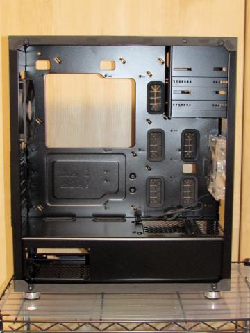 ケーブルマネジメントホールが豊富