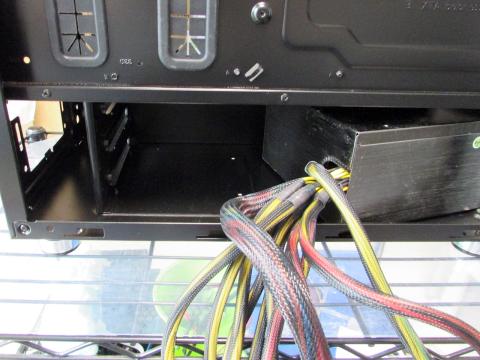 大型の電源を搭載するにはシャドーベイが邪魔