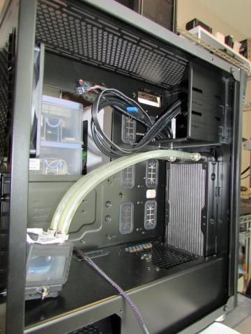 簡易水冷を仮置き、予定通り付きそうです