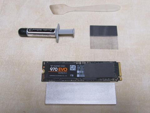 高さの高いメモリチップはグリスを使いました