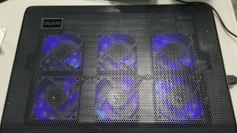 ファン6個に金属メッシュの本体、通気は良い