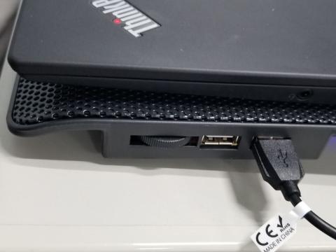 二口あるUSBポートの一つを使って電源供給