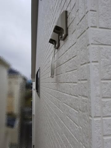 壁面に用意された外線取込口(同軸が巻きダメされている)