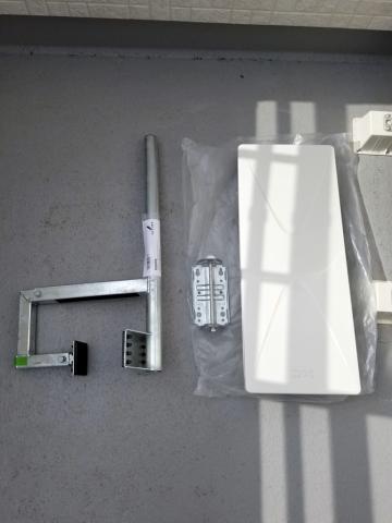 平面アンテナUH26BAと取付金具