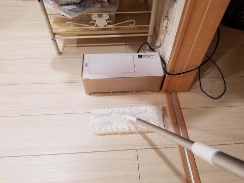 室内のゴミを掃き寄せて吸引