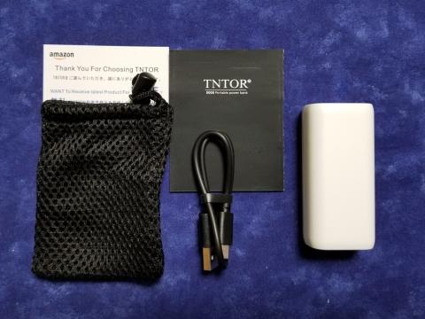 1年の保証付き、本体にケーブル、日本語マニュアル付き