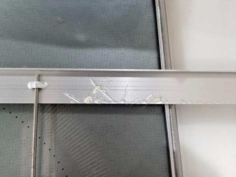 取り付け枠の油