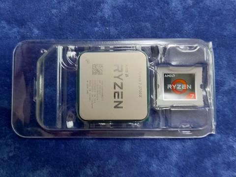 1700Xの時と同様Ryzenシールが付属