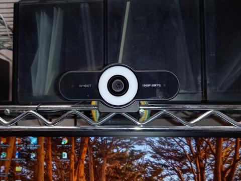 PCラックに設置(照明はオフ)