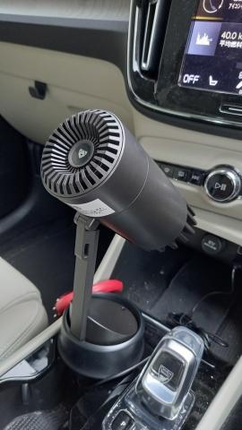 センターコンソールのカップフォルダにピッタリ収まる