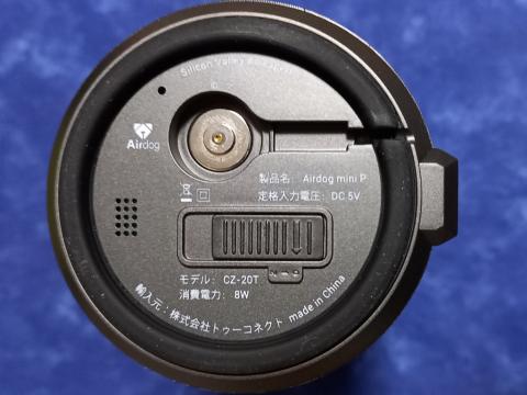 底面のスイッチ、上は磁石式充電口