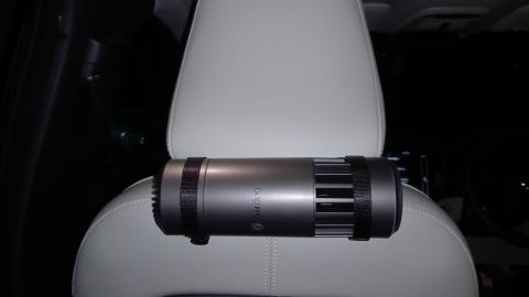 シート用アタッチメントで助手席のヘッドレストに取付