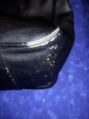 黒いゴミの正体は、鞄から剥がれ落ちた合皮