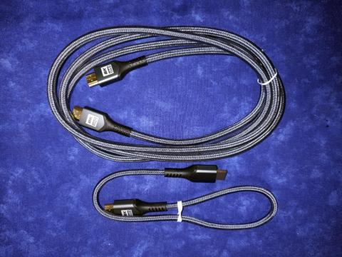 箱のデザインは違いますが、中身は同じケーブルで長さが違うだけ