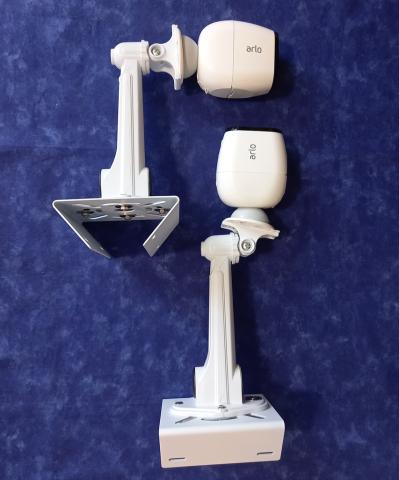 カメラ2台をブラケットと台座に取り付けたところ